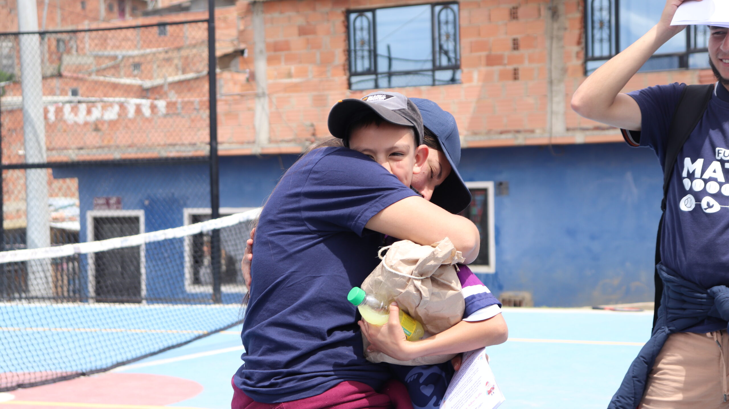 Niñas y niños en un programa de liderazgo