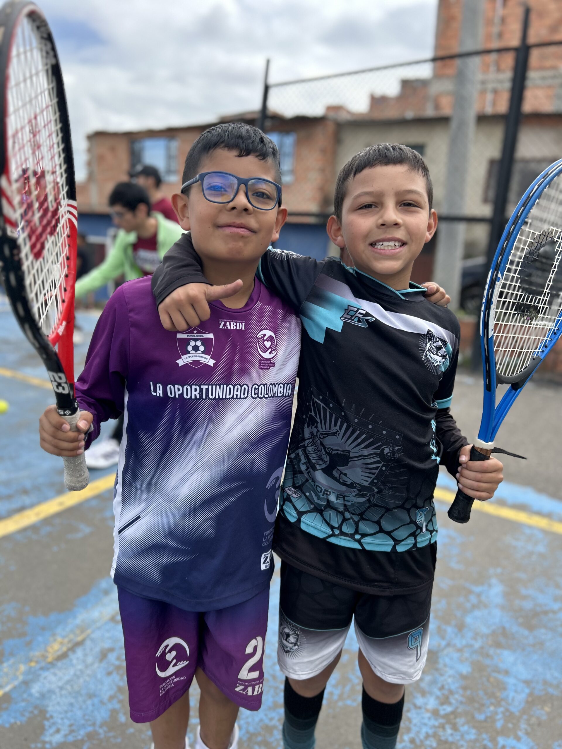 Niñez jugando tenis